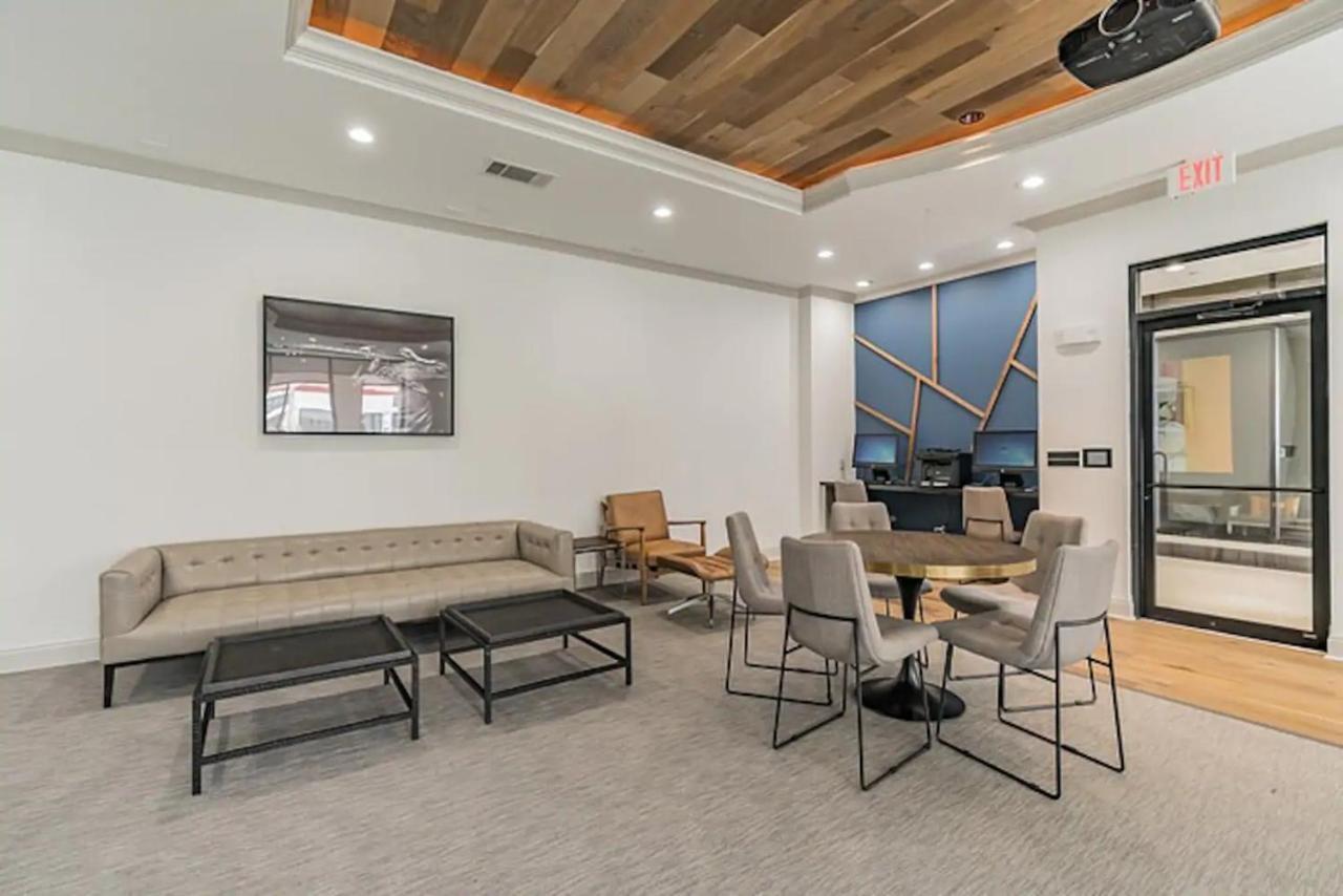 Spacious Flat + Gym + Pool Apartment Houston Exterior photo